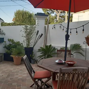 Grand Studio Avec Patio Apartment